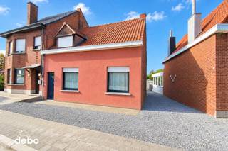 Deze <strong>gezinswoning met 3 slaapkamers</strong> biedt een aangename combinatie van ruimte, comfort en praktische voorzieningen. Met een lichtrijke leefruimte, open keuken, tuin, garage en een lange oprit naast de woning beschikt dit pand over heel wat troeven!<br /><strong>Indeling van de woning</strong><br /><strong>Gelijkvloers:</strong><br />Via de inkomhal met afzonderlijk gastentoilet komen we in de ruime <strong>mooie, lichtrijke leefruimte</strong>, die voldoende plaats biedt voor een gezellige zithoek en eetruimte.<br />Aansluitend bevindt zich de <strong>open, ingerichte keuken</strong>, die voorzien is van een praktisch kookeiland en heel wat kastruimte.<br />Daarnaast beschikt het gelijkvloers over een handige berging/wasplaats en een <strong>badkamer uitgerust met een ligbad, douche, toilet en lavabomeubel</strong>.<br /><strong>Eerste verdieping</strong><br />Op de eerste verdieping ( die wat op te frissen valt) bevinden zich <strong>3 slaapkamers</strong>, die verschillende mogelijkheden bieden voor een gezin, thuiswerk of hobbyruimte.<br />Daarnaast is er nog een <strong>zolderruimte (nog te isoleren)</strong> ideaal als bijkomende opbergruimte.<br /><strong>Buitenruimte</strong><br />Ook buiten heeft deze woning heel wat te bieden!<br />De woning beschikt over een groot terras met een <strong>aangename tuin met gazon</strong>, waar het heerlijk vertoeven is tijdens zonnige dagen.<br />Een bijzondere troef is de <strong>lange oprit naast de woning</strong>, die doorloopt tot achteraan het perceel en heel wat parkeermogelijkheden biedt.<br />Achteraan bevindt zich bovendien een <strong>vrijstaande garage</strong>, ideaal voor het parkeren van een wagen of het opbergen van fietsen en tuinmateriaal.<br /><strong>Een woning met heel wat mogelijkheden!</strong><br />Bent u op zoek naar een <strong>gezinswoning met 3 slaapkamers, een aangename tuin, voldoende parkeergelegenheid en een praktische indeling?</strong> Dan is deze woning zeker een bezoek waard!<br />📞 <strong>Interesse? Contacteer IMMO DEBO en plan vandaag nog uw bezoek!</strong><br />