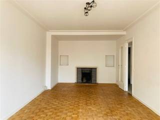 Mooi appartement op de 5de verdieping, onlangs gerenoveerd. Inkomhal met vestiaire en apart toilet. Ruime leefruimte. Ingerichte keuken...