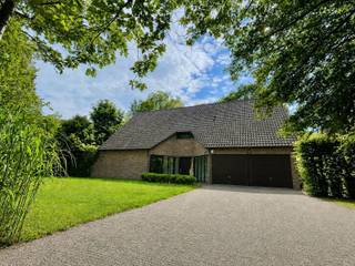 <p><strong>In een prachtig groene, rustige villawijk van Oud-Turnhout bevindt zich deze op te frissen villa, gelegen op een royaal perceel van 2.789 m².</strong><br />Wie houdt van ruimte, licht en een harmonieuze verbinding met de natuur, voelt zich hier meteen thuis. De woning beschikt onder meer over een bijzonder ruime leefruimte, een gezellige leefkeuken, vijf volwaardige slaapkamers, een kantoorruimte en een dubbele garage. De weelderige tuin is een waar rustoord en geniet dankzij de zuidwestoriëntatie de hele dag door van zon. <br /><br /><strong>Bovendien geniet u van een uitstekende bereikbaarheid, op slechts 25 minuten van zowel Eindhoven (NL) als Antwerpen (BE) – ideaal voor wie centraal én rustig wil wonen.</strong><br /><br />De woning is op te frissen, waardoor u de perfecte kans krijgt om ze volledig naar uw smaak te moderniseren.</p>
<p><strong>Gelijkvloers</strong><br />Bij het binnenkomen word je verwelkomd in een stijlvolle, centrale inkomhal met gastentoilet en vestiaire. Links bevindt zich een praktische kantoorruimte—ideaal om rustig te werken van thuis uit—terwijl je rechts toegang hebt tot de dubbele, inpandige garage.</p>
<p>De leefruimtes bevinden zich aan de achterzijde van de woning en baden door de grote raampartijen in een overvloed aan natuurlijk licht. Vanuit zowel de zit- als eethoek heb je een prachtig zicht op de groene tuin. De warme travertinvloer geeft het geheel een elegante en tijdloze uitstraling.</p>
<p>De aangrenzende leefkeuken is uitgerust met kwalitatieve Miele-toestellen en biedt plaats aan een gezellige eethoek. In de aansluitende veranda is het heerlijk ontspannen met zicht op de tuin. Een aparte zij-ingang brengt je naar de wasplaats met douche en een extra bergruimte—ideaal voor gezinnen die houden van orde en functionaliteit.</p>
<p><strong>Eerste verdieping</strong><br />De stijlvolle travertintrap leidt naar de eerste verdieping, waar maar liefst vier ruime slaapkamers te vinden zijn. Drie hiervan zijn uitgerust met een eigen lavabo en bieden toegang tot het achterliggende terras. De vijfde slaapkamer grenst aan de badkamer, die tevens bereikbaar is via de nachthal. De volledig uitgeruste badkamer beschikt over een ligbad, dubbele wastafel, douche en toilet.</p>
<p><strong>Zolder</strong><br />Via een handige vlizotrap bereik je de bergzolder, perfect voor het opbergen van seizoensspullen of persoonlijke archieven.<br /><br /></p>
<p><strong>Troeven</strong></p>
<ul>
<li>
<p>Maar liefst <strong>vijf slaapkamers</strong> én een aparte <strong>kantoorruimte</strong></p>
</li>
<li>
<p>Rustige, groene ligging met een tuin op het <strong>zuidwesten</strong></p>
</li>
<li>
<p><strong>Uitstekende bereikbaarheid</strong>: slechts 25 min. van Eindhoven én Antwerpen</p>
</li>
<li>
<p><strong>Op te frissen</strong>, met tal van mogelijkheden om naar eigen smaak te moderniseren</p>
</li>
<li>
<p>Verwarming op aardgas via radiatoren</p>
</li>
<li>
<p><strong>HR-condenserende gasketel</strong> vernieuwd in 2016</p>
</li>
</ul>
<p>Deze villa combineert ruimte, kwaliteit, natuur en potentieel tot een bijzonder aantrekkelijk geheel. Een ideale kans voor wie droomt van wonen in een groene, residentiële omgeving en zijn eigen stempel wil drukken op een ruime woning.</p>