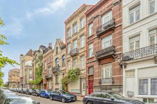 Een authentieke ruime burgerwoning op een gegeerde locatie in Schaarbeek, met een uitzonderlijk potentieel en tal van mogelijkheden.<br /><br />Droomt u van een ruime gezinswoning, een combinatie van wonen en werken of een woonconcept waarbij verschillende generaties onder één dak kunnen samenleven? Deze woning biedt tal van perspectieven om een invulling te creëren die aansluit bij uw persoonlijke wensen en toekomstplannen mits de nodige stedenbouwkundige en reglementaire voorwaarden worden nageleefd.<br /><br />De architectuur, de authentieke uitstraling en de mogelijkheden tot een flexibele indeling maken van deze eigendom een bijzonder interessante opportuniteit voor wie op zoek is naar meer dan een klassieke woning.<br /><br />Vandaag stedenbouwkundig erkend als een ééngezinswoning.<br /><br />De ligging nabij het groene Josaphatpark vormt een bijkomende troef. Dit geliefde park staat bekend om zijn groene omgeving en aangename wandelmogelijkheden en biedt een welkome verbinding met de natuur, midden in het stedelijke leven van Schaarbeek.<br /><br />Een woning met een verleden, ruimte voor ideeën en mogelijkheden voor de toekomst.<br /><br />Indeling: kelders - gelijkvloers en 4 verdiepingen.<br /><br />Laat u inspireren door het potentieel van deze bijzondere eigendom en ontdek hoe u hier uw eigen woon- of werkverhaal kunt realiseren.<br /><br />Individuele bezoeken uitsluitend op afspraak.