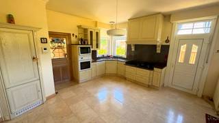 Instapklare villa gelegen in de Dumontwijk in De Panne.<br /><br />Gelijkvloers met inkomhal, toegang naar de ruime kelder, apart toilet, ruime open keuken, living en tussenruimte. Bovenverdiep heeft 2 slaapkamers, een waskamer en voorzien van een ruime badkamer met bad, toilet en 2 wastafels.<br />Deze villa heeft een verzorgde tuin, een garage en staanplaats voor de garage.<br /><br />EPC: 293kWh/(m² jaar) - Label C<br /><br />Meer info en documenten op www.immodepanne.be
