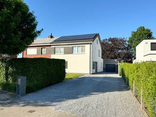 Instapklare en ruime halfopen bebouwing te Deinze.Op zoek naar een energiezuinige, verrassend ruime en volledig instapklare woning met 3 slaapkamers,...