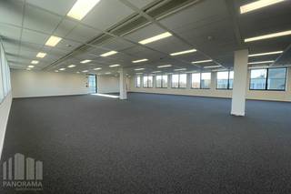 Bureau moderne de 576 m² à louer à Diegem<br />Idéalement situé à seulement 650 m de la sortie Machelen (A201), avec un accès rapide au R0/E40. Excellente accessibilité également par les transports en commun : la gare de Diegem se trouve à 650 m à pied et plusieurs arrêts de bus et de tram sont à proximité.<br /><br />Le bureau, situé au troisième étage, est entièrement équipé d’une connexion fibre optique, de la climatisation, de planchers surélevés, de sanitaires communs et de plafonds climatisés haut de gamme pour un confort optimal. De plus, l’éclairage LED et la détection de présence assurent un environnement de travail efficace et durable.<br /><br />Le bâtiment offre de nombreuses facilités, telles que des douches communes, des bornes de recharge électrique, un parking à vélos souterrain, un ascenseur, une terrasse ensoleillée et des panneaux solaires. Il est également équipé d’infrastructures high-tech, telles que des plafonds réfrigérés écoénergétiques et un éclairage LED, complété par un espace d’accueil accueillant et un restaurant spécialement aménagé.<br /><br />La sécurité est au centre des préoccupations avec un système de badges et d’interphone, ainsi qu’un système avancé de détection incendie.<br /><br />Contactez <strong>PANORAMA B2B</strong> pour plus d’informations, plans ou une visite sans engagement : <strong>0477 09 00 09.</strong>
