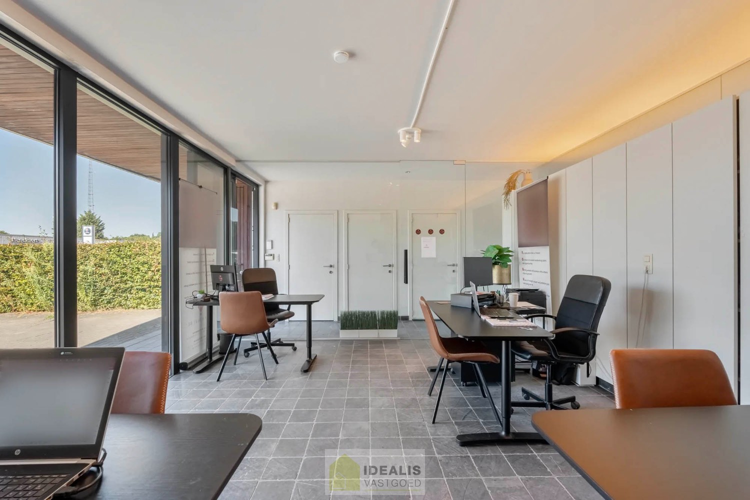 IDEALIS VASTGOED – GELIJKVLOERSE KANTOORRUIMTE MET BOVENLIGGEND APPARTEMENT OP EEN ZICHTLOCATIE IN DIEPENBEEK! Deze gelijkvloerse kantoorruimte van + - 105m² met bovenliggend apart toegankelijk appartement van + - 97 m² met zeer ruim terras is gelegen lan - foto 4