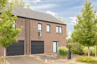 <span>Deze recente, instapklare woning in Lebbeke heeft heel wat in huis: </span><strong>vier slaapkamers, een inpandige garage, een prachtig groenzicht én EPC-label A</strong><span>. Bovendien geniet je van een rustige ligging, terwijl scholen, winkels en belangrijke invalswegen vlot bereikbaar zijn.</span><br /><span>Op het gelijkvloers is er een ruime inkomhal met gastentoilet, die toegang geeft tot de lichtrijke leefruimte met aansluitende eetplaats en volledig ingerichte keuken. De grote raampartijen zorgen voor veel natuurlijke lichtinval en een mooie verbinding met de tuin en het achterliggende groen. Verder zijn er een praktische berging en een inpandige garage.</span><br /><span>Ook boven is er aan ruimte geen gebrek. De eerste verdieping telt maar liefst vier slaapkamers, waarvan één met dressing, een badkamer uitgerust met ligbad en douche en een afzonderlijk toilet. Eén van de kamers kan uiteraard ook perfect dienstdoen als bureau, hobbyruimte of logeerkamer. Extra opbergruimte vind je op de zolderverdieping, die bereikbaar is via een uittrekbare trap. Buiten geniet je van een mooi terras en een aangename tuin met zicht op het groen achteraan. Aan de voorzijde is er een ruime oprit met plaats voor twee wagens. Op energetisch vlak scoort deze woning uitstekend. Met </span><strong>EPC-label A, zonnepanelen en een conforme elektrische installatie</strong><span> is de woning helemaal klaar voor de toekomst.</span>