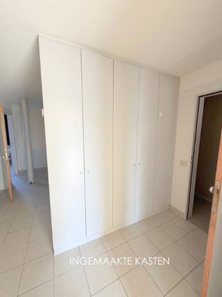 vrij ruim lichtrijk  appartement op de markt 1 STE  VERD MET LIFT inkomhal met lange rij ingemaakte praktische kasten, vrij ruime lichtrijke living...