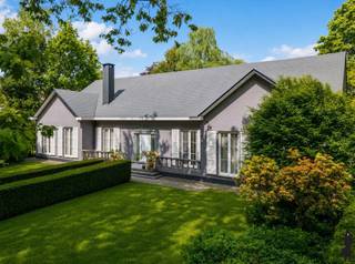 Op gegeerde locatie gelegen <strong>villa met binnenzwembad op ca. 2.489m² nabij het centrum van Kapellen! </strong><br /><br /><strong>Indeling:<br /></strong> <br /><strong>Gelijkvloerse verdieping:</strong><br />- Statige en open inkomhal op natuursteen met onbelemmerd zicht op het zwembad en aparte traphal met gastentoilet, handenwasser en vestiaire<br />- Ruim bemeten living op eiken parket met ingemaakte kasten en <strong>openhaard-cassette</strong><br />- Handig thuiskantoor of TV-kamer <br /><strong>- Nieuwe open keuken</strong> voorzien van toestellen met kookeiland<br />- Vanuit de leefruimte is er toegang naar het deels <strong>overdekte terras<br /></strong>- <strong>2 gelijkvloersslaapkamers</strong> met kamerhoge ramen, TV-aansluiting en grote badkamer ensuite voorzien van ligbad, 2 wastafels, bidet en toilet<br /><br />Het aangename en <strong>verwarmde binnenzwembad</strong> werd uitgewerkt in mozaëk, is voorzien van klimaatregeling en heeft een jetstream, vervolgens nog een finse<strong> sauna</strong> en een verzorgde kleedkamer/sanitair. <br />Door de <strong>enorme raampartijen</strong> rondom brengt men de privatieve tuin aangenaam dichtbij.<br /><br /><strong>Eerste verdieping:</strong> <br />- Via de traphal en een zeer ruime centrale tussenhal met zicht op het zwembad en de inkomhal. Heden werd hier een fitness voorzien maar er zijn tal van mogelijkheden. Zowel aan de linker- als aan de rechterzijde van het eigendom is er een <strong>enorme slaapkamer</strong>, 1 pas gerenoveerde badkamer met dubbele wastafel, inloopdouche, bad en toilet en een dressing. Het geheel ook hier boven op mooie eiken vloeren.<br /><br /><strong>Algemeen:</strong><br />- <span>Alle ruimtes in de gehele woning zijn royaal en beschikken over hoge plafonds</span><br />- Deze verzorgde villa met een groot volume heeft een <strong>dubbele, inpandige garage</strong> en nog een <strong>extra tuinkamer</strong><br />- Er zijn tal van mogelijkheden en heeft een <strong>prachtige tuin met diverse terrassen,</strong> mooie borders, oude bomen maar zeker geen inkijk<br />- Het eigendom is uitermate geschikt voor vrije beroepen
