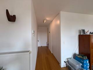 <h3>Licht, ruimte en twee terrassen om van te genieten</h3><p><strong>Welkom op de tweede verdieping van dit recente appartement uit 2015. Een plek waar comfort en praktisch wonen hand in hand gaan. Twee slaapkamers, twee ruime terrassen, een autostaanplaats en een zee van licht maken van dit appartement een echte topper. En dankzij de lift sta je bovendien zonder moeite aan je voordeur.</strong></p><h3>Wonen met veel licht en nog meer ruimte</h3><p>De leefruimte is zonder twijfel het kloppende hart van het appartement. Grote ramen zorgen voor een overvloed aan natuurlijk licht en creëren een aangename, open sfeer. De volledig geïnstalleerde keuken sluit naadloos aan op de woonkamer, ideaal voor wie graag kookt zonder het contact met familie of gasten te verliezen. Achter de keuken bevindt zich nog een handige berging voor al je voorraad en extra spullen.</p><h3>Slapen, ontspannen en opbergen</h3><p>Met twee volwaardige slaapkamers heb je alle ruimte om te wonen zoals jij dat wilt. De grootste slaapkamer beschikt over een praktische ingemaakte kast en ook aan de inkom werd gedacht met een ingebouwde vestiairekast. De douchekamer biedt plaats voor zowel een wasmachine als een droogkast, terwijl het aparte toilet voor extra comfort zorgt.</p><h3>Buiten leven, dubbel genieten</h3><p>Waarom kiezen voor één terras als je er twee kan hebben? Aan de leefruimte en keuken bevindt zich een ruim terras waar je heerlijk kan ontbijten, aperitieven of genieten van de avondzon. Aan de achterzijde loopt een tweede terras over de volledige lengte van de slaapkamers, ideaal voor wie houdt van rust en privacy.</p><h3>Alles netjes geregeld</h3><p>Je wagen parkeer je veilig op je private staanplaats op niveau -1. Ook je fietsen hebben hun eigen plek dankzij de gemeenschappelijke fietsenberging waar plaats voorzien is voor twee fietsen. Bovendien beschikt het appartement over een alarmsysteem voor extra gemoedsrust.</p><h3>En dan het praktische gedeelte...</h3><p>Deze parel is beschikbaar vanaf <strong>1 september 2026</strong> en wordt verhuurd voor <strong>€ 1.120 per maand</strong>. De gemeenschappelijke kosten bedragen <strong>€ 65 per maand</strong>.</p><p>Benieuwd of dit jouw nieuwe thuis kan worden? Contacteer ons vandaag nog voor een bezoek.</p>