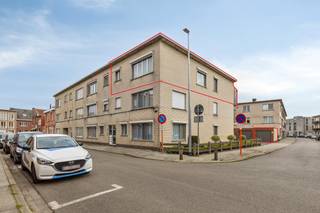 Ruim appartement, gelegen op de 2de verdieping van een goed onderhouden gebouw, in het centrum van Herentals. Dit appartement beschikt tevens over een kelderberging en garagebox met automatisch bediende poort. Deze zijn in de prijs inbegrepen.Het appartement omvat;- inkom/nachtgang- woonkamer- ingerichte keuken- badkamer met ligbad, lavabomeubel - apart toilet- 2 slaapkamers- dressing/berging, of mogelijks 3de slaapkamer- terrasRamen in 3 gevels met rolluiken - 108 m² bewoonbaar - EPC label B. Er is geen lift in het gebouw, waardoor de gemeenschappelijke kosten zeer beperkt zijn.Bestuursmaatregelen in het maatregelenregister: nee