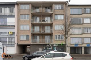 Inkomhal met vestiairekast; apart toilet met handenwasser; leefruimte; ruime keuken met kasten, spoelbak, kookplaat, dampkap, oven, vaatwasser, koelkast en eethoek; badkamer met douche, ligbad, dubbele wastafel in meubel en badkamerkast; 2 slaapkamers waarvan 1 met toegang naar het achterliggend terras en berging met aansluiting voor wasmachine/droogkast.<br /><br />Gemeenschappelijke kosten: 150 EUR (minuterie, lift, provisie water, poetsen gemene delen, onderhoud CV, aandeel syndicus, ...).<br />Beschikbaar op 01/02/2026.<br />Geschikt voor maximaal 4 personen.<br /><br />Huurwaarborg bedraagt 3 maanden huur.<br />Plaatsbeschrijving door extern bedrijf met gedeelde kosten.<br /><br />Een bezoek ter plaatse kunt u enkel online reserveren op www.hansvastgoed.com.<br />Voor meer informatie, bezoek onze website www.hansvastgoed.com of neem contact op met info@hansvastgoed.com of +32 3 366 05 30.