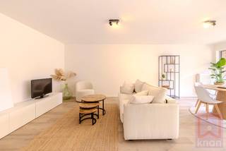 Welkom in dit prachtig gerenoveerde appartement waar comfort en kwaliteit centraal staan. Het appartement werd volledig hedendaags gerenoveerd...