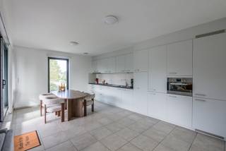 <span>Dit recente appartement is gelegen op de eerste verdieping en bereikbaar met de trap.</span><br /><br /><span>Via de ruime inkomhal hebben we toegang tot alle kamers van het appartement.</span><br /><span>De woonkamer met grote ramen, aansluitend overdekt terras en open keuken is voorzien van raamdecoratie en verlichting.</span><br /><span>Vlakbij de keuken hebben we nog een berging waar ook de wasmachine en droogkast kan geplaatst worden.</span><br /><br /><span>Verder hebben we nog 2 slaapkamers.</span><br /><span>Het toilet is apart en de badkamer heeft een badkamermeubel met 2 lavabo's, voldoende opbergruimte, een bad en een douche.</span><br /><br /><span>Op de gemeenschappelijke gang van je verdieping deel je nog een extra berging voor poetsgerief en andere zaken.</span><br /><br /><span>Verder heb je buiten nog een overdekte staanplaats, een extra parkeerplaats en ruime buitenberging voor fietsen en allerlei spullen.<br /><br />Heb je interesse? Contacteer ons via 014 58 02 08 of via info@immovl.be<br /></span>
