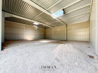 Het recent ontwikkelde bedrijventerrein Portis bestaat uit 49 moderne KMO-units en vormen een ideale uitvalsbasis voor lokale ondernemingen, start-ups &amp; kleinschalige KMO’s.<br /><br />Gebouwd met hoogwaardige en milieuvriendelijke materialen, voldoen de units aan de strengste kwaliteits- en duurzaamheidsnormen. Ze zijn bovendien aantrekkelijk als investeringsobject, dankzij het potentieel voor een stabiel en interessant rendement van 3,3%!<br /><br />De units worden casco opgeleverd, wat de nieuwe eigenaar volledige vrijheid biedt om de inrichting af te stemmen op de eigen noden en activiteiten. Elke unit is standaard uitgerust met: individuele regenwaterput van 10.000l - sanitaire ruimte - lichtarmaturen - geïsoleerde sectionaalpoort (4,5m B op 4,8m H) met aparte toegangsdeur - min. 2 parkeerplaatsen - brievenbus. Mogelijkheid tot het installeren van zonnepanelen bovenop de unit. <br /><br />Troeven: <br />- Strategische ligging ~ AA-locatie met uitstekende bereikbaarheid<br />- Ruime manoeuvreerruimtes voor vrachtwagens en opleggers <br />- Instapklare entiteiten<br />- Duurzame wegenis in betonverharding (geen asfalt)<br />- Ruime laad- en loszones <br />- Voldoende parkeergelegenheid <br />- Vrije hoogte van 6m<br /><br />Voor verdere informatie of vrijblijvend bezoek contacteer Céline op 0476 60 60 23 of mail naar celine@immax.be