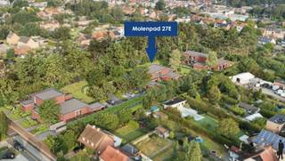 <p><strong>Dit duplex villa appartement aan Molenpad 27E is voorzien van 3 slaapkamers en is gelegen op een grondstuk van </strong>ca. 202m², met west georiënteerde tuin. We komen binnen via de inkomhal, met daar het gastentoilet, vestaire en een eerste berging.<strong> </strong>Vanuit de inkomhal stappen we binnen in de ruime en lichtrijke "doorzon" <strong>woonkamer</strong> met een open <strong>leefkeuken. </strong>Via het grote schuifraam bereikt u het <strong>terras van 29m²</strong>, dat naadloos overloopt in een <strong>privétuin van 27m²</strong>. Deze tuin is op zijn beurt verbonden met de <strong>gemeenschappelijke tuin</strong>, waardoor u zowel privacy als een groen uitzicht geniet. Op de verdieping vinden we <strong>3 slaapkamers</strong>, elk met voldoende licht en ruimte. De <strong>badkamer</strong> is uitgerust om aan alle comfort te voldoen en is ruim genoeg voor zowel een ligbad als inloopdouche. Op de nachthal is er een <strong>apart</strong> <strong>toilet</strong> voorzien voor extra gemak en een <strong>2e berging. </strong>Tot slot beschikt de woning over een <strong>afzonderlijke fietsenberging vlakbij de voordeur</strong>, en zijn er <strong>ondergrondse autostaanplaatsen</strong> en <strong>fietsenstallingen</strong> beschikbaar. Voor bezoekers zijn er <strong>bovengrondse parkeerplaatsen</strong> voorzien.<br /><br /></p>
<p>Wonen in een landelijke, groene en rustige omgeving en toch op <strong>wandelafstand het gezellige dorpscentrum </strong>van Vosselaar: Dat is residentie "<strong>Molenakker</strong>” gelegen aan Molenpad, een rustige straat gelegen op een steenworp van het centrum van Vosselaar en op enkele minuten van invalswegen zoals de Antwerpsesteenweg en met een uitstekende verbinding naar de E34 Antwerpen - Eindhoven. Supermarkten, bakker, slager, enz. bevinden zich allemaal in de directe omgeving. Het nieuwe gebied wordt voorzien van bezoekersparking alsook van een ondergrondse (privé) garage voor bewoners. Het terrein wordt afgesloten met een poort en het groene karakter wordt gewaarborgd door een prachtig tuinontwerp, waarbij de volwassen bomen bewaard blijven. Uw fiets stalt u probleemloos in uw eigen <strong>tuinberging.</strong><br /><br /><u>Aanbod en prijzen</u><br />Wij bieden u hier <strong>6 villa-appartementen </strong>aan met <strong>3 slaapkamers en aangename terrassen al dan niet met privétuinen, naadloos in connectie met aan aangelegde, gemeenschappelijke tuin. </strong>Er is keuze tussen <strong>gelijkvloers wonen of met de slaapkamers op de verdieping</strong>.</p>
<p>Prijzen starten vanaf 447.310 EUR, exclusief staanplaats en aankoopkosten. <span><strong>De woningen kunnen bovendien aangekocht worden aan 6% BTW</strong></span>. Inclusief 6% BTW, registratierechten, ereloon notaris, aktekosten, nutsvoorzieningen en 1 staanplaats geeft dit totaalprijzen vanaf +/- 515.000 EUR.<br /><br /><u>Technieken en afwerking</u><br />Een E-peil &lt;20 wordt u gegarandeerd: Hoogwaardige isolatie en duurzame technieken (<strong>vloerverwarming, individuele warmtepomp met geothermie, </strong>superisolerende beglazing, ventilatiesysteem D, <strong>regenwaterrecuperatie) </strong>worden gecombineerd met een warme, hedendaagse architectuur (inspiratie Turnhoutse school). Deze aardgasvrije woning is klaar voor de toekomst.<br /><br />De afwerking is tot in de puntjes, naar uw smaak en met afgesproken budgetten bij gekende leveranciers voor de keuken, badkamer, vloeren en binnendeuren. <strong>Momenteel heeft u uiteraard nog inspraak in de afwerking.</strong><br /><br />Dankzij de <strong>Wet Breyne</strong> bent u volledig beschermd met een voltooiingswaarborg en betaalt u naar gelang de werken vorderen.</p>
<p><br /><strong></strong></p>