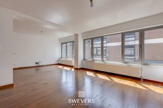 Voor meer info en foto’s, surf naar www.swevers.be – Op zoek naar een ruime studentenwoning in hartje Hasselt? Deze instapklare duplex op de Botermarkt is ideaal om met drie studenten te co-housen. Dankzij de drie volwaardige slaapkamers en de mogelijkheid om de huurprijs te delen, woon je hier bijzonder voordelig op een toplocatie. Mits één bewoner zijn of haar domicilie vestigt, kan het appartement verhuurd worden aan studenten. Met een bewoonbare oppervlakte van 112,84 m² biedt de duplex een lichtrijke leefruimte, een volledig vernieuwde open keuken met berging, een badkamer met ligbad en dubbele lavabo, twee toiletten en een polyvalente ruimte die perfect dienstdoet als studie- of hobbyruimte. De master bedroom beschikt bovendien over een eigen dressing. Het appartement ligt op de tweede verdieping en is bereikbaar met de lift. Je woont op amper 150 meter van de Grote Markt, vlak bij cafés, restaurants en Quartier Bleu. Ook UHasselt, PXL, UCLL en het station zijn vlot bereikbaar, terwijl de E313 en E314 snel toegang bieden voor een weekendje thuis. Beschikbaar vanaf 1/09/2026. Voor meer informatie, bel 011 255 155. Bron bewoonbare oppervlakte: EPC – verslag.