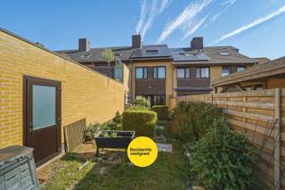 In het de rustige deelgemeente Ettelgem bevindt zich deze verzorgde gesloten bebouwing (bouwjaar 2003) met zonnige tuin, garage en vier slaapkamers. Dankzij het uitstekende EPC-label A (76 kWh/m²) geniet je van een energiezuinige woning die volledig instapklaar is.<br /><br />Op het gelijkvloers vinden we een inkomhal met gastentoilet, een lichtrijke leefruimte met pelletkachel en een volledig uitgeruste open keuken. Via het schuifraam heeft u directe toegang tot het terras en de onderhoudsvriendelijke, zonnige tuin met poortje die makkelijk toegang biedt tot de garage.<br /><br />De eerste verdieping omvat twee ruime slaapkamers en een badkamer met dubbele wastafel, ligbad met douchemogelijkheid, tweede toilet en aansluiting voor wasmachine. Op de tweede verdieping (met vaste trap!) bevinden zich nog twee volwaardige slaapkamers en een praktische berging. Daarnaast beschikt de woning over een ruime geïsoleerde zolder.<br /><br />Extra comfort wordt geboden door de private garage met sectionale poort, de garage heeft zijn private toegang via de tuin. <br />Er is ook nog een gemeenschappelijke fietsenberging voorzien. <br /><br />Troeven:<br />✔ EPC-label A (76 kWh/m²)<br />✔ Ideale ligging, rustig maar vlotte bereikbaarheid<br />✔ 4 slaapkamers<br />✔ Zonnige tuin met terras<br />✔ Private garage<br /><br />De vermelde prijs is een richtprijs; elk bod wordt voorgelegd aan de eigenaar, die het recht heeft dit te aanvaarden of te weigeren.<br /><br />Neem voorsprong met een vrijblijvende schatting via:<br />www.residentievastgoed.be/gratisonlineschatten