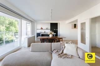 <p><span>High-end renovatie op de Fruithoflaan: Luxueus 3-slaapkamerappartement (130 m²) met EPC B</span></p><p><span>Bent u op zoek naar de ultieme combinatie van ruimte, design en een toplocatie? Dit indrukwekkende appartement van ca. 130 m² op de tweede verdieping (met lift) is werkelijk een pareltje aan de gegeerde Fruithoflaan in Berchem. Het pand werd prachtig en ingrijpend gerenoveerd met oog voor luxe en detail. Dankzij de kwalitatieve materialen, de royale indeling en het gunstige EPC B-label geniet u hier van een zorgeloze en energiezuinige toekomst.</span></p><p><span> </span></p><p><span>Inkomhal &amp; berging</span></p><p><span>U wordt verwelkomd in een royale inkomhal die is uitgerust met een ruime vestiaire voor een georganiseerde en opgeruimde ontvangst. Daarnaast bevindt zich hier een handige, aparte berging. De toon is meteen gezet door de stijlvolle visgraat parketvloer die naadloos doorheen het hele appartement is doorgetrokken.</span></p><p><span> </span></p><p><span>Leefruimte &amp; open keuken</span></p><p><span>De riante leefruimte baadt in het natuurlijke licht en ademt een sfeer van pure klasse uit. Via het grote schuifraam stapt u zo het terras aan de voorzijde op, de ideale plek om te genieten van de namiddag- en avondzon. De open keuken is een droom voor elke designliefhebber: volledig uitgerust met alle moderne toestellen en hoogwaardig afgewerkt met een exclusief werkblad in Ibiza Minerals. Direct aansluitend aan de keuken bevindt zich een aparte, afgesloten berging met de aansluitingen voor uw wasmachine en een zee aan extra opbergruimte.</span></p><p><span> </span></p><p><span>Slaapkamers &amp; badkamer</span></p><p><span>Aan de rustige achterzijde van het appartement liggen drie opvallend ruime slaapkamers van respectievelijk 17 m², 12 m² en 12 m², allen perfect afgewerkt op de warme parketvloer. Eén kamer bovendien toegang tot het tweede terras van het appartement, gelegen aan de achterzijde. </span></p><p><span>De badkamer straalt een luxueus hotelgevoel uit. Deze is voorzien van een riante inloopdouche die, net als de keuken, prachtig is afgewerkt in Ibiza Minerals. In de nachthal bevindt zich nog een apart toilet.</span></p><p><span> </span></p><p><span>Kelder &amp; garagebox</span></p><p><span>Een handige kelder is mee inbegrepen. Optioneel is er een garagebox beschikbaar achter het gebouw. </span></p><p><span> </span></p><p><span>Troeven:</span></p><p><span>- Prestigieuze renovatie: Hoogwaardige materialen zoals visgraat parket en Ibiza Minerals.</span></p><p><span>- Energiezuinig wonen: Een uitstekend EPC B-label voor een slim verbruik.</span></p><p><span>- Licht &amp; Ruimte: Maar liefst 130 m² woonoppervlakte met een royale lichtinval.</span></p><p><span>- Twee terrassen: Genieten van buitenruimte aan zowel de voor- als achterzijde.</span></p><p><span>- Toplocatie: Gelegen op de Fruithoflaan te Berchem, nabij alle voorzieningen.</span></p><p><span> </span></p><p><span>Kortom: een zeldzame kans op een royaal en instapklaar droomappartement waar luxe en comfort centraal staan. Plan vandaag nog uw bezoek en laat u betoveren!</span></p>