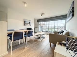 Dit mooi duplex appartement is gelegen in een zijstraat van de Lippenslaan en beschikt over:Woonkamer met toegang tot het terras, open keuken,...