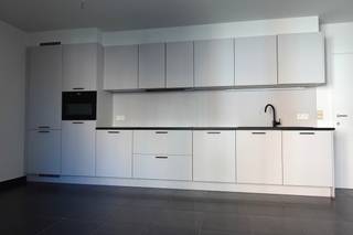 <span><strong>Ruim 2-slaapkamer appartement met stadstuin te Turnhout.</strong><br />EPC: 279kWh/m² | Beschikbaar: onmiddellijk | Geen gemeenschappelijke kosten!<br /><br /><strong>Bezoek aanvragen kan via deze link</strong>:<strong> https://dilegno.mijnhuurprofiel.be/property/ede62c75-b051-47bf-8216-513ab61ba18e</strong><br /><br /><strong><span>Omschrijving:<br /></span></strong></span><span>We betreden dit appartement op de gelijkvloerse verdieping. Het appartement beschikt over een ruime woonkamer met open, volledig geïnstalleerde keuken (combi-oven, vaatwasser, koelkast,<span> </span>spoelbak en inductievuur). Tevens<span> </span>beschikt de woning over<span> een praktische wasplaats en 2 volwaardige slaapkamers met telkens een ensuite badkamer. </span>De badkamers zijn uitgerust met elks een douche, een wastafel en een toilet. Vanuit de woonkamer is er toegang tot de stadstuin.<br /><br /><strong><span>Algemeen:</span></strong><br />- EPC: 279kWh/m²<br />- Airco's aanwezig<br />- 2 slaapkamers<br />- GEEN gemeenschappelijke kosten!<br />- Beschikbaarheid: onmiddellijk</span>