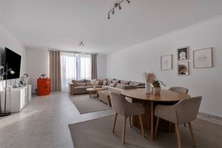 Dit instapklare duplexappartement van 128 m² ligt op de eerste verdieping, op wandelafstand van het centrum van Puurs. De lichtrijke leefruimte...