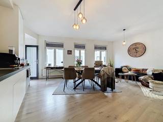 <h1><span>Gerenoveerd appartement op de 2e verdieping in centrum Ieper vlakbij openbaar vervoer</span></h1><h1><span> </span></h1><h1><span>Het appartement is als volgt ingedeeld:</span></h1><h1><span>inkom, berging, apart toilet, leefruimte me open keuken, zuidwest terras vooraan en slaapkamer met aansluitende badkamer voorzien van inloopdouche en lavabomeubel.</span></h1><h1><span> </span></h1><h1><span>Wenst u een bezoek in te plannen?</span></h1><h1><span>Maak dan hier uw huurdersprofiel aan voor dit pand:</span></h1><h1><span><span>https://clee.be/nl/app/kandidaat-stellen/0476526158/a4e90444-978a-f111-b337-6045bd8bc913</span></span><span> </span></h1>