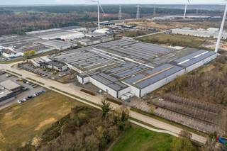 Ce centre de distribution récent est situé à Dilsen-Stokkem, stratégiquement situé entre l'E314 et la frontière néerlandaise, avec une combinaison d'environ 5 000 m² d'espace d'entrepôt et de bureaux en option. Grâce à la connexion directe à l'E314, ce site bénéficie d'une excellente accessibilité aux principaux centres logistiques de Belgique et de la région frontalière avec les Pays-Bas.<br /><br />L'entrepôt a une superficie d'environ 5 000 m² et convient à diverses activités logistiques. De plus, des places de parking sont prévues sur le site et il est possible de louer des bureaux supplémentaires.<br /><br />Spécifications<br />- hauteur libre : env. 4,5 m à 8 m<br />- possibilité de quais de chargement<br />- 5 portes sectionnelles<br />- bonne accessibilité pour le trafic de marchandises<br /><br />Le bâtiment est immédiatement disponible et constitue une opportunité intéressante pour les entreprises à la recherche d'un espace logistique stratégiquement situé dans le Limbourg.