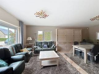<p>Mooie en rustig gelegen woning in Betekom.</p><p>Onmiddellijk beschikbare en instapklare gezinswoning.<br />Drie slaapkamers waarvan 1 ruime op het gelijkvloers en een kinderslaapkamer en grote slaapkamer op de eerste verdieping alsook met apart toilet.<br />Op de slaapkamers zijn ingebouwde kasten.<br />Zuidgerichte lichtrijke living en keuken met grote schuifraam.<br />Tien zonnepanelen, recente aardgasverwarming.<br />Mooie badkamer met toilet. Garage en twee carports.<br />EPC-score van 155 kWh/m².<br />Mooie tuin en rustige buitenruimte.<br />Perceel van bijna 7 are, waarvan 177m² bewoonbare oppervlakte.<br />Op wandelafstand van het centrum van Betekom met winkels en horeca.<br />Vlotte verbinding naar E314 en station Aarschot.<br />Doe een goed bod en maak van deze verzorgde woning uw nieuwe thuis.</p><p>Wil jij hier je nieuwe thuis van maken?  Bel dan 016/90 10 21 of mail info@future-home.be.</p><p>EPC: 155 UC: 20260518-0003871704-RES-1</p><p>Wens je een gratis schatting? Vergeet dan zeker geen contact met ons op te nemen!!!<br /> </p><br />