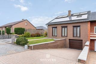 Voor meer info en foto’s, surf naar www.swevers.be– In een rustige, kindvriendelijke woonwijk van Sint-Truiden vind je deze verrassend ruime en...