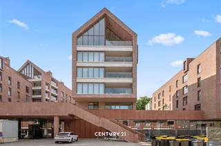 <p><span><strong>**Nieuwbouwstadswijk De Torens Aarschot**</strong></span><br /><br /><span>Met de ontwikkeling van het Nieuwbouwproject De Torens heeft de bouwheer het concept uitgewerkt een mix te voorzien van wonen, winkelen en werken. In totaliteit gaat het om 5 verschillende woonzones met elk hun eigenheid. Wij bieden u appartement 0301 (Kadaster 0202), het betreft een prachtig twee slaapkamer appartement voorzien van een volledig uitgeruste keuken en badkamer alsook een overdekt inpandig terras (10,11m²) waarbij genieten van rust niet zal ontbreken. Het energetische aspect staat hier bijkomend ook centraal (5j vrijstelling OV). Mede ook voorzien in de vraagprijs is een ondergrondse autostaanplaats en een ruime kelderberging. </span><br /><br /><span><strong>Meer informatie of een bezoek ter plaatse? Dat kan! </strong></span><br /><span><strong>Contacteer onze vastgoedmakelaar Jacky: jacky@connect-immo.be - 0495 53 46 49.</strong></span></p>