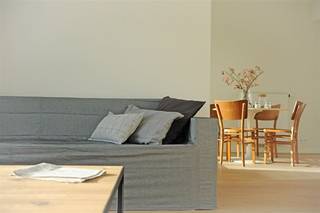 Dit prachtig en licht appartement met tof inpandig terras is gelegen in de hippe en trendy buurt nabij het MAS, ’t Eilandje!“Residentie Westkaai” is rustig gelegen, doch op wandelafstand van de binnenstad en op een boogscheut van alle belangrijke invalswegen!Vanop de 6de verdieping kan u genieten van een adembenemend uitzicht over het Kattendijkdok! In de nabije omgeving vindt u het openbaar vervoer – warme bakker – beenhouwer- supermarkt en tal van gezellige horecagelegenheden.Het appartement beschikt over een inkomhal met berging, een gezellig woonkamer met open keuken en toegang tot het terras, een nachthal met toegang tot de slaapkamer, badkamer en toilet.Het appartement beschikt eveneens over een kelderberging.Algemene kosten: 75 €/maand.Ondergrondse staanplaats 100 €/maand.Onmiddellijk beschikbaarNIET-GEMEUBELD
