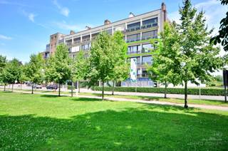 Op wandelafstand van het stadscentrum van Ronse treffen we dit aangename appartement, waar het genieten is van een prachtig zicht op het Bruulpark en de Sint-Hermesbasiliek. Door zijn centrale ligging zijn tal van winkels, scholen, het station en horeca in de nabijheid, kortom een perfecte mix van rust en comfort.<br /><br />Het appartement bevindt zich op de 3de verdieping en is te bereiken met de lift. De indeling is als volgt: een ruime inkomhal, een apart toilet, een wasplaats, de badkamer en aan de achterkant <strong>2 volwaardige slaapkamers</strong>, die elk toegang hebben tot het terras met 2 kleine bergingen.<br /><br />Aan de voorkant bevindt zich de lichtrijke woon- en leefruimte, naast de keuken. Vanuit deze ruimtes hebt u een prachtig zicht op het park en is er toegang tot een klein balkon. Extra troef is dat er <strong>een garagebox</strong> is inbegrepen.<br /><br />Het appartement beschikt over een compleet nieuwe verwarmingssysteem dat functioneert op aardgas. In het huidige EPC werd hier geen aandacht aan besteed, maar dit zou de score vandaag aanzienlijk verbeteren.<br /><br />Meer info? Contacteer Kyamo: 0479 06 13 71 of kyamo@immoroman.be