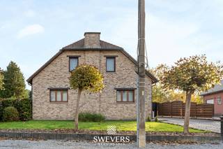 Voor meer info en foto’s, surf naar www.swevers.be – In het rustige Paal wacht deze vrijstaande woning op een zuidgericht perceel van 15a 30ca op haar nieuwe bewoners. Gebouwd in 2001 en voorzien van o.a. zonnepanelen (2011 &amp; 2022), airco en batterijopslag, biedt de woning met haar 215m² bewoonbare oppervlakte veel ruimte en comfort. Het gelijkvloers beschikt over een ruime slaapkamer (20,97m²), een grote badkamer (20,7m²), een open keuken (23m²) met aansluitende leefruimte (23,3m²) én praktische berging. De zolderverdieping werd in 2015 ingericht met twee uitzonderlijk grote slaapkamers (35,5m² en 31,95m²) en extra berging. De volledige kelderverdieping (83,8m² + garage van 34,23m²) biedt talloze mogelijkheden. Buiten geniet je van een zuidgerichte tuin en terras met maximale privacy. Rustige, kindvriendelijke ligging nabij winkels, scholen en E313. Voor meer informatie, bel 011 255 155. Bron bewoonbare oppervlakte: EPC – verslag.