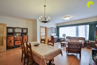 <p><span>We vinden dit ruime en verzorgde 2-slaapkamer appartement op de eerste verdieping</span><span> van een goed onderhouden gebouw met lift. Het appartement is zeer degelijk van structuur maar heeft een opfrissing nodig.</span></p><p><span>Gelegen op het Valaar, een gezellige wijk met winkels (Carrefour), scholen en alle vormen van openbaar vervoer op een steenworp te bereiken. Goede verbinding met autosnelwegen wegens directe nabijheid van de A12 en de oprit van de Ring rond Antwerpen.</span></p><p><span> </span></p><p><span>Indeling:</span></p><p><span>Bij het betreden van het appartement komt u in de inkomhal met vestiaire en apart toilet. Aan de voorzijde is er de ruime woonkamer op laminaatvloer. De grote raampartijen zorgen voor veel lichtinval. Links van de woonkamer bevindt zich de keuken die voorzien is van een kastenwand met gaskookplaat, dampkap, oven en koel-vrieskast.</span></p><p><span>Via de centrale hal bereikt u achteraan de 2 volwaardige slaapkamers (15 m</span><span><sup>2</sup></span><span> en 10 m</span><span><sup>2</sup></span><span>) waarvan de kleinste toegang biedt tot het terrasje met inbouwkast en rolluik.</span></p><p><span>Verder is er nog de badkamer met ligbad en lavabomeubel. Tevens is hier ook aansluiting voor wasmachine aanwezig. </span></p><p><span>In de kelderverdieping van het gebouw is er een privatieve bergruimte aanwezig. Fietsen kunnen gestald worden in de gemeenschappelijke fietsenberging.</span></p><p><span>Een garagebox kan optioneel mee aangekocht worden aan € 25.000. </span></p><p><span> </span></p><p><span>Pluspunten</span></p><ul><li><span>Centrale locatie met vlotte bereikbaarheid</span></li><li><span>Grote ruimtes en logische indeling</span></li><li><span>Parkeergelegenheid voor de deur + mogelijkheid tot aankoop garage</span></li><li><span>Recente condensatieketel van 2023</span></li></ul><p><span> </span></p><p><span>De vaste maandelijkse kosten bedragen € 140,- en omvatten syndicus, provisie water, onderhoud lift, blokpolis en minuterie.</span></p><p><span> </span></p><p><span>EPC: 122 kWh/m² jaar - B-label</span></p><p><span>Waterinfo: G-score A - P-score A</span></p><p><span> </span></p><p><span>Voor meer info of een bezoek ter plaatse bel 03/449.42.41 of surf naar <span>www.habicom.be</span></span></p><p><span>Benieuwd naar de waarde van jouw woning?  Check het gratis op <span>www.watismijnhuiswaard.be</span></span></p><p><span> </span></p>