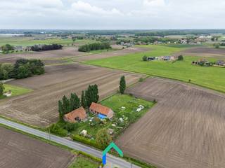 Ligging<br />Deze te renoveren hoeve is gelegen in de Keukelstraat 49 te Wingene, op een bijzonder rustige en groene locatie. De omgeving wordt gekenmerkt door uitgestrekte velden en open landschappen, waardoor u hier kan genieten van een echt landelijk en vrij gevoel. <br /><br />Algemeen<br />Dit renovatieproject biedt een unieke opportuniteit voor wie op zoek is naar een charmante hoeve met veel potentieel op een mooi en ruim perceel. De woning is omringd door groen en beschikt over een ruime tuin, ideaal voor wie houdt van privacy en buitenleven. Naast de woning bevindt zich een grote schuur, die mits renovatie tal van mogelijkheden biedt zoals opslag of hobbyruimte.<br /><br />Indeling<br />Binnenin is de woning praktisch ingedeeld. Via de inkomhal heeft u toegang tot de verschillende ruimtes. Aan de ene kant van de hal bevindt zich de keuken, met daarnaast een aparte keukenruimte en aansluitend toegang tot de badkamer. Aan de andere kant van de gang zijn er twee slaapkamers op het gelijkvloers. In de hal bevindt zich eveneens de trap naar de eerste verdieping, waar nog drie bijkomende slaapkamers terug te vinden zijn. In totaal beschikt de woning dus over vijf slaapkamers, wat het geheel bijzonder ruim maakt.<br /><br />Troeven<br />-Unieke landelijke ligging in een groene omgeving<br />-Ruim perceel met veel privacy<br />-Grote schuur met tal van mogelijkheden<br />-Interessant renovatieproject met veel potentieel<br /><br />Bent u op zoek naar een unieke kans om landelijk te wonen, waar u bovendien de woning volledig naar uw eigen smaak en stijl kan vormgeven? Dan is dit renovatieproject in Wingene zeker een bezoek waard. Contacteer snel Loucka en ontdek hoe deze charmante hoeve uw nieuwe thuis kan worden.<br /><br />T: 0469 44 27 57<br />M: loucka@gentill.be