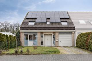 Vous recherchez une maison confortable avec jardin et garage intérieur ? Cette maison est très économe en énergie et équipée de panneaux solaires...