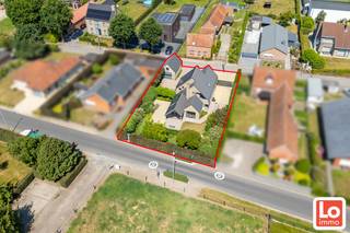 Deze leuke woning bevat op het gelijkvloers een inkomhal met een gastentoilet, een gezellige leefruimte met ruim (overdekt) zonneterras, een geïnstalleerde keuken met aansluitend een berging en 1 slaapkamer. Op de eerste verdieping zijn er 3 slaapkamers, een badkamer met ligbad, douche, was meubel en een toilet. Er is ook nog een ruime bergzolder in de woning en boven de afzonderlijke garage. Dus ook aan bergruimte geen gebrek! De woning beschikt over alle comfort en wordt verwarmd met lucht/lucht warmtepomp (koel/warm unit). Het buitenschrijnwerk bestaat uit hout met dubbel glas. De woning is voorzien van 37 zonnepanelen en 3.000l. regenwater. De totale oppervlakte van het perceel is 788m². <br />Wil u deze instapklare woning met gezellige tuin bezoeken? Stuur een mail naar gunther@loimmo.be en wij nemen contact met u op!