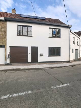 Deze totaal vernieuwde woning, bevindt zich op wandelafstand van centrum van Staden, alle winkels en openbaar vervoer. <br />De woning werd in 2026 volledig gerenoveerd, en volledig up-to-date gemaakt. <br />Via de inkomhal met gastentoilet, komen we in de lichtrijke leefruimte met open ingerichte keuken, voorzien van alle toestellen. <br />Er is tevens een slaapkamer/bureauruimte op het gelijkvloers.<br />Aansluitend komen we in de wasruimte en de inpandige garage. <br />Op het eerste verdiep bevinden zich nog 3 slaapkamers en de badkamer, voorzien van inloopdouche en bad. <br />Er is tevens nog een grote zolderruimte, bereikbaar via vaste trap. <br />Extra troeven : * Zonnepanelen * Regenwater * Groot schuifraam die toegang geeft tot terras en tuin * ventilatiesysteem * Kelder * EPC Label A 94 kWh/m²jaar<br />Kortom, een zeer mooie aanbieding ! <br />Maak nu je afspraak voor een vrijblijvend bezoek aan deze topper !