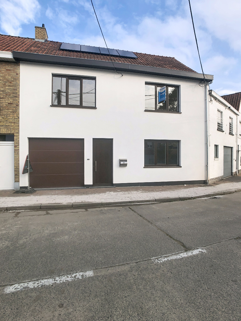 Totaal vernieuwde woning met 4 slaapkamers en inpandige garage - foto 1