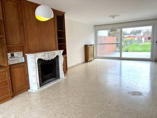 Nabij het centrum van Moorsele vinden we deze verzorgde woning met 3 slaapkamers....We komen binnen via de ruime hal om verder te gaan naar de...