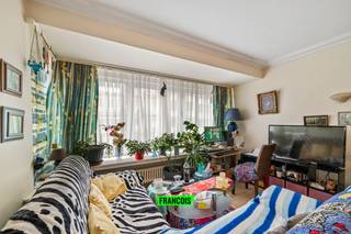 Pal in centrum Oostende aan de hoek van het Marie-Joséplein, treffen we dit zorgvuldig onderhouden appartement aan. Op wandelafstand heeft u alle winkels, horeca en openbaar vervoer beschikbaar. <br /><br />Het appartement is logisch ingedeeld. Er is een ruime inkomhal met vestiaireruimte. De leefkamer biedt zowel een eet-als leefhoek. Aanpalend is er de keuken met de nodige voorzieningen en toegang tot het balkon. <br /><br />Achterin het appartement is er één volwaardige slaapkamer. De badkamer is uitgerust met een douche en lavabo. Het toilet is apart. <br /><br />In de kelderverdieping is er een privatieve berging. <br /><br />Tot slot is er nog een gemeenschappelijke fietsenberging.<br /><br />Het pand is op heden verhuurd aan een vaste bewoner waardoor het tevens als investering zeer interessant is. <br /><br />Bent u op zoek naar een interessante investering aan de kust? <br /><br />Aarzel niet en neem contact op voor meer info of een afspraak. <br /><br />