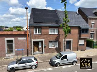 <p><span>Knusse – energiezuinige woning met 3 slaapkamers in het hart van Maasmechelen</span></p><p><span>Op de Dokter Haubenlaan 113 te Maasmechelen bevindt zich deze gezellige woning op een perceel van </span><span>3 are 39 centiaren</span><span>. Dankzij de uitstekende ligging geniet u van alle dagelijkse voorzieningen (winkels – fietspaden – ontspanningsmogelijkheden …) binnen handbereik. Op een wip bent u eveneens op de autostrade naar Nederland - Eindhoven en Brussel – Antwerpen of Hasselt en Genk. Dankzij het gunstige </span><span>EPC-label C</span><span> geniet u hier bovendien van een uiterst energiezuinige thuis zonder renovatieverplichting. De oorspronkelijke woning dateert van 1955 en deze werd na 2022 grotendeels gerenoveerd. </span></p><p><span>Voor een eerste indruk maakten we een </span><span>video</span><span> en een </span><span>virtuele rondleiding</span><span> alsof je in de woning rondloopt.</span></p><p><span>Video : <span>https://youtube.com/shorts/Q6aw36qX3nY?feature=share</span></span></p><p><span>Virtuele tour : <span>https://vt.plushglobalmedia.com/tour/TT1ABG0N4G</span></span></p><p><span> </span></p><p><span>Indeling - Tuin & Comfort</span></p><p><span>De woning vormt een uitstekende opportuniteit voor starters, alleenstaanden of koppels die op zoek zijn naar een betaalbare woning met reeds uitgevoerde energetische verbeteringen. Hoewel er nog enkele afwerkingswerken dienen te gebeuren, werden 2023 – 2024 – 2025 belangrijke investeringen gedaan op het vlak van comfort en energiezuinigheid.</span></p><ul><li><span>Kelder (18 m²): Deels onderkelderd;</span></li><li><span>Gelijkvloers (70 m²): Inkom met trap naar de eerste verdieping, ingebouwde keuken (oven , elektrische kookplaat en vaaswasser), leefruimte, badkamer (toilet, douche, enkele wastafel, aansluitingen wasmachine) en achterliggende (te renoveren) veranda;</span></li><li><span>Eerste verdieping (53 m²): Overloop met twee ruime slaapkamers en een dressingruimte;</span></li><li><span>Tweede verdieping (32 m²): Een derde slaapkamer ook te gebruiken als hobbyruimte, man cave, Deze ruimte is ruim en zeer aangenaam; </span></li><li><span>Buiten: Een zonnige tuin en een bureau–unit die men kan gebruiken als muziekruimte of knutselruimte. De tuin is toegankelijk via servitude (recht van doorgang); </span></li><li><span>De berging: Deze bevindt zich achter de badkamer en keuken met de warmtepompboiler; </span></li></ul><p><span> </span></p><p><span>Energetische renovaties – geen renovatieverplichtingen: </span></p><ul><li><span>Zo beschikt de woning over 15 zonnepanelen 425 WP;</span></li><li><span>2 Batterijen 10KW;</span></li><li><span>Een warmtepompboiler;</span></li><li><span>4 lucht-lucht warmtepompen waarvan 1 grote in de leefruimte en 3 op de bovenverdiepingen;</span></li><li><span>Spouwmuurisolatie: EPS parels;</span></li><li><span>Volledig dubbele beglazing en (grotendeels) PVC profielen;</span></li><li><span>Recent nieuw pannen dak met dakisolatie: Het hellend dak (hoofdgebouw) is geïsoleerd met 8 cm XPS;</span></li></ul><p><span> </span></p><p><span>Overige troeven:</span></p><ul><li><span>Ligging: In het centrum van Maasmechelen;</span></li><li><span>Vlakbij de Nederlandse grens; </span></li><li><span>Op 2 minuten van de E314 richting Maastricht- Eindhoven en Brussel – Antwerpen;</span></li><li><span>Achterliggende tuin met extra mobiele unit of ontspanningsruimte;</span></li><li><span>Deels onderkelderd;</span></li><li><span>Electrische keuring Conform tot 2047;</span></li><li><span>Rolluiken - hoofdzakelijk handbediend;</span></li><li><span>3 slaapkamers en extra ruimte voor dressing;</span></li><li><span>Rustige tuin bereikbaar via servitude;</span></li><li><span>Extra mobile unit en volière en overdekt terras (niet vergund);</span></li><li><span>Asbest: in eerste instanties zijn er geen verdachte materialen in de woning aanwezig; </span></li></ul><p><span> </span></p><p><span>In de achterliggende tuin kan u in alle rust genieten van het buitenleven en biedt voldoende mogelijkheden voor ontspanning, tuinieren of het creëren van een sfeervol terras.</span></p><p><span>Kortom, een charmante woning met een gunstige ligging, 3 slaapkamers, een aangename tuin en belangrijke energetische investeringen. Een ideale woning voor wie op zoek is naar een comfortabele thuis met potentieel en dat in het centrum van Maasmechelen. Deze woonst biedt een uitstekende basis om verder naar eigen smaak af te werken. </span></p><p><span> </span></p><p><span>Interesse?</span></p><p><span>Neem voor meer informatie of een bezoek contact op met </span><span>Marie-Paule op 0476/959 958</span><span> of bezoek </span><span>www.vdb.immo</span><span>.</span></p><p><span> </span></p>