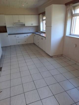 <p><strong>Renovatieproject met uitzonderlijk potentieel in het hart van Tongerlo</strong></p>
<p>In de geliefde Langstraat, op wandelafstand van het centrum van Tongerlo, bevindt zich deze ruime woning op een perceel van <strong>635 m²</strong> met een perceelbreedte van <strong>14,5 meter</strong>. De bestaande woning beschikt over een bewoonbare oppervlakte van <strong>ca. 180 m²</strong> en biedt een solide basis voor een grondige renovatie of een totaalproject.</p>
<p>Dankzij de ligging tussen recente meergezinswoningen en de stedenbouwkundige voorschriften biedt dit perceel bovendien <strong>reële mogelijkheden voor projectontwikkeling</strong>. Volgens de geldende voorschriften zijn <strong>tot 4 appartementen</strong> mogelijk, in lijn met de <strong>naastgelegen panden waar 8 appartementen</strong> werden gerealiseerd.</p>
<p><strong>Indeling van de huidige woning</strong></p>
<ul>
<li>Inkom</li>
<li><strong>Woonkamer</strong></li>
<li><strong>Keuken</strong></li>
<li><strong>Wasplaats</strong></li>
<li><strong>Veranda</strong></li>
<li><strong>Badkamer</strong></li>
<li><strong>3 slaapkamers</strong></li>
<li><strong>Kelder</strong></li>
<li><strong>Buitenwerkplaats / atelier</strong></li>
</ul>
<p>De woning is volledig te renoveren, maar biedt door haar structuur en volume tal van mogelijkheden voor wie een ruime gezinswoning wil creëren of een investeringsproject zoekt.</p>
<p><strong>Troeven</strong></p>
<ul>
<li>Toplocatie in Tongerlo, nabij winkels, scholen en openbaar vervoer</li>
<li>Breed perceel van <strong>14,5 meter</strong></li>
<li><strong>635 m²</strong> grondoppervlakte</li>
<li>Mogelijkheid tot <strong>4 appartementen</strong> volgens voorschriften</li>
<li>Naast recente appartementsbouw (8 units)</li>
<li>Ideaal voor ontwikkelaars, investeerders of renovatiekopers</li>
</ul>
<p><strong>Conclusie</strong></p>
<p>Langstraat 28 is een unieke kans voor wie op zoek is naar een <strong>renovatieproject met meerwaarde</strong> of een <strong>projectgrond met ontwikkelingspotentieel</strong>. Dankzij de ligging, perceelbreedte en stedenbouwkundige mogelijkheden vormt dit een bijzonder interessant dossier voor zowel particulieren als projectontwikkelaars.</p>