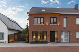 [[ DIT PAND NEEMT DEEL AAN DE ERA OPEN HUIZEN DAG OP 19/9 VAN 11:00 TOT 12:00 ]]
<p>Te koop: Ruim halfopen huis in de Zeveneikenstraat, Buggenhout, gelegen in een rustige residentiële buurt met scholen, openbaar vervoer en invalswegen in de nabijheid.</p>

<p>Deze woning uit 1961 biedt veel potentieel voor renovatie en is ideaal voor wie op zoek is naar ruimte en een goede ligging. Dankzij de ruime indeling en de aanwezigheid van een garage is dit een uitstekende basis om uw droomwoning te creëren. De groene omgeving zorgt voor een aangename woonervaring.</p>

<p>Belangrijkste ruimtes:<br />• Inkomhal<br />• Woonkamer met natuurlijke lichtinval<br />• Keuken<br />• Badkamer<br />• Veranda<br />• Traphal<br />• Berging<br />• Kelder<br />• 4 slaapkamers<br />• Schuur<br />• Garage<br />• Tuin (300 m²)</p>

<p>Troeven:<br />• Zeer goed gelegen in een groene, residentiële omgeving<br />• Te renoveren woning met veel potentieel<br />• Ruime woning met garage en grote tuin</p>

<p>Neem vandaag nog contact op met uw ERA-makelaar voor een bezoek. JOUW DROOMHUIS. ZO GEVONDEN!</p>