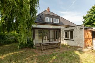 Cette propriété située sur la Diestsesteenweg 215 à Rillaar offre de nombreuses possibilités pour ceux qui recherchent un projet de rénovation dans...