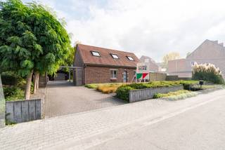 <p>Located in a quiet cul-de-sac just minutes from Leuven city centre, this charming home offers a perfect combination of comfort, practical layout, and close proximity to schools and public transport. With a fully fenced garden, three terraces (two of which are covered), and a spacious driveway for four cars, this property offers both privacy and generous outdoor space.</p>
<p><strong>Layout</strong><br /><strong>Ground floor</strong>: Entrance hall with guest toilet, functional kitchen, dining area, cosy living room, one bedroom, bathroom, and separate laundry room.<br /><strong>Upper floor</strong>: A wooden staircase leads to two spacious bedrooms and an additional bathroom.</p>
<p><strong>Outdoor</strong>: Beautifully landscaped garden, 3 terraces, detached garage with electricity, and a garden shed.</p>
<p><strong>Key features:</strong><br />✔ EPC rating: C<br />✔ Gas heating<br />✔ Electricity compliant with current regulations<br />✔ Garage + driveway for 4 cars<br />✔ Fully fenced plot with gated driveway<br />✔ Peaceful location just minutes from Leuven</p>
<p><strong>Asking price: €575,000</strong></p>
<p><strong>Interested?</strong> Don’t hesitate—contact us today to schedule a visit via <strong>thomas.vanrillaer@living-stone.be</strong></p>