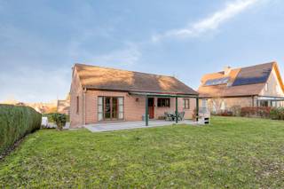 Immo Pické biedt U deze rustig en gunstig gelegen woning aan, nabij diverse winkels, openbaar vervoer en een belangrijke verbindingsweg in het...