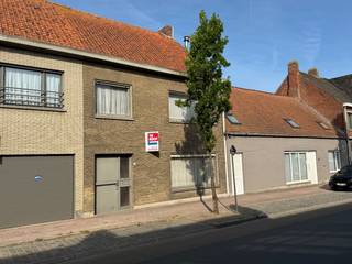 TE RENOVEREN WONING MET 3 SLPKS EN ZONNETERRASDeze te renoveren woning is verrassend ruim met maar liefst 255m² bewoonbare oppervlakte.De...