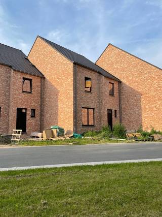 Deze nieuwbouwwoning kan u nu kopen, casco afgewerkt, perfect zuid georiënteerd en op de eerste verdieping beschikt deze woning over 4 slaapkamers...
