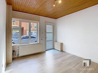 <p><span>Leuke stadswoning met aangename buitenruimte in centrum Diest</span></p><p><span>In het centrum van Diest vinden we deze leuke stadswoning aan de Kautershoek 30. Met een praktische indeling en een bewoonbare oppervlakte van 110 m² is deze woning interessant voor wie graag centraal woont, met winkels, scholen, openbaar vervoer en andere voorzieningen op wandelafstand.</span></p><p><span>Op het gelijkvloers beschikt de woning over een leefruimte, een open keuken met eetplaats en een badkamer. De keuken sluit aan op de leefruimte, waardoor er een aangenaam geheel ontstaat. De badkamer is voorzien van een douche, lavabo en toilet.</span></p><p><span>De woning beschikt over 2 slaapkamers. Daarnaast is er nog een zolder aanwezig, die vooral dienst doet als extra bergruimte.</span></p><p><span>Achteraan beschikt de woning over een aangename buitenruimte. Deze koer vraagt weinig onderhoud en biedt plaats om buiten te zitten. Verder is er achteraan ook nog extra bergruimte aanwezig bij de koer, wat praktisch is voor fietsen of stockage.</span></p><p><span>De ligging is een duidelijke troef. De woning bevindt zich in het centrum van Diest, waardoor dagelijkse voorzieningen vlot bereikbaar zijn. Ook het station, scholen, winkels en verbindingswegen bevinden zich in de nabije omgeving.</span></p><p><span>Dit pand is vooral interessant voor kopers die op zoek zijn naar een instapklare stadswoning met 2 slaapkamers, extra bergruimte en een aangename buitenruimte op een centrale locatie in Diest.</span></p><p><span>Troeven van deze woning:</span><span><br />· Leuke stadswoning in centrum Diest<br />· Bewoonbare oppervlakte van 110 m²<br />· EPC-label B (er is geen renovatieplicht)<br />· Dak vernieuwd in 2025<br />· Elektriciteit is conform<br />· Leefruimte met open keuken en eetplaats<br />· Zolder als extra bergruimte<br />· Aangename buitenruimte met berging<br />· In het centrum gelegen (mooie en rustige straat)</span></p><p><span>Ideaal voor alleenstaanden, jonge koppels, kleine gezinnen, starters en investeerders (vlotte verhuring gegarandeerd).<br />De woning is momenteel verhuurd én is reeds opgezegd. De woning zal beschikbaar zijn bij akte.</span></p><p><span>Kom zeker een kijkje nemen en ontdek wat deze woning te bieden heeft.<br />Bel Immo Diest: 013 31 25 22.</span></p><p><span>Bron bewoonbare oppervlakte: EPC.</span></p><p><span> </span></p>