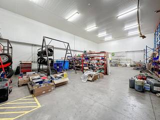 Warehouse of approximately 180 m² with office of approximately 35 m² for rent, in an excellent location in Anzegem and only 5 minutes from the...